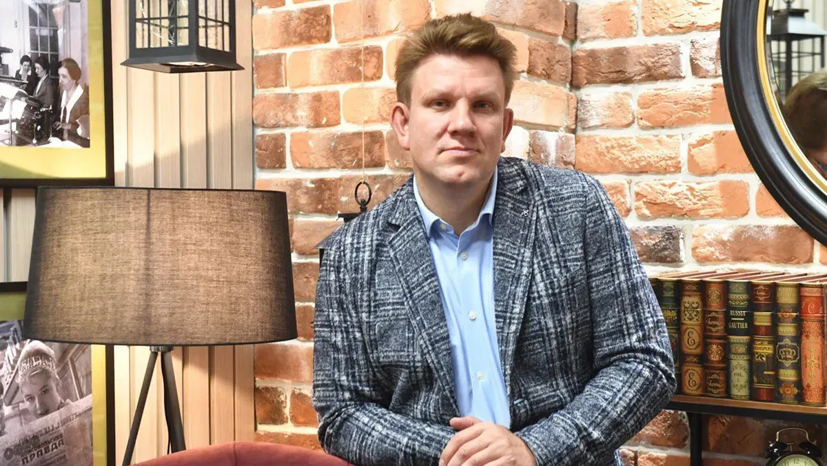 Гендиректора издательства «Эксмо» Евгения Капьева задержали, у руководства компании проходят обыски. Возбуждено уголовное дело по статье об организации деятельности экстремистской организации, издателей подозревают в распространении ЛГБТ-литературы среди несовершеннолетних.