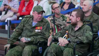 Минздрав РФ заявил об оказании психолого-психиатрической помощи сотням тысяч участников боевых действий и открытии более 2,7 тысячи специализированных кабинетов по стране, а также о запуске цифровых инструментов для раннего выявления расстройств.