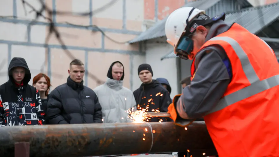 По оценкам аналитиков, число свободных рабочих рук упало с 7 млн в 2021 году до 4,4 млн к концу 2025-го; доля резервов в численности занятых снизилась с 10% до 6%.
