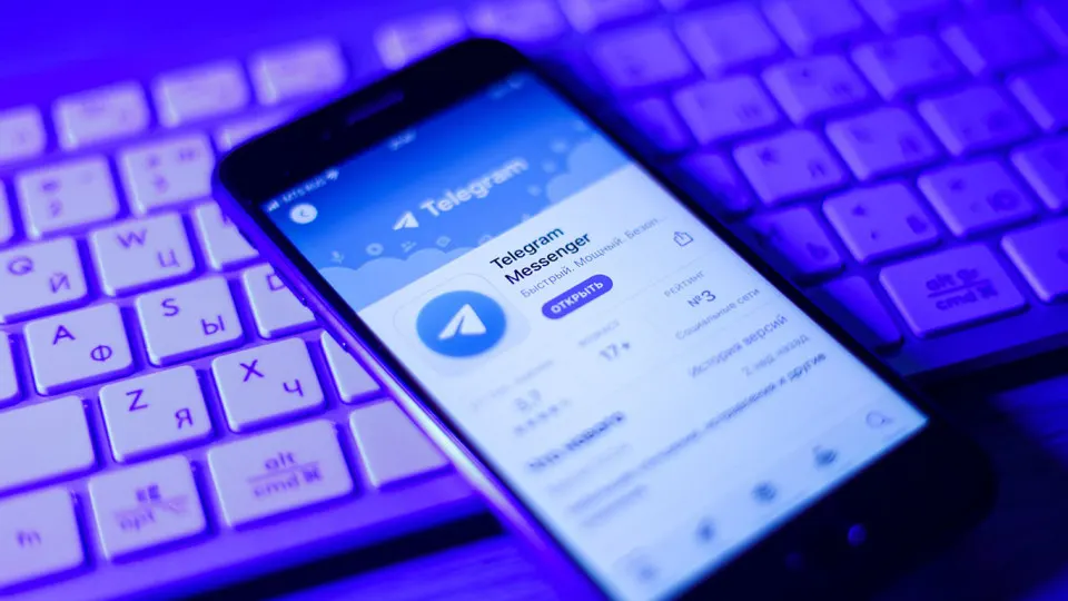 До 70% российских компаний по‑прежнему используют Telegram, WhatsApp и другие заблокированные иностранные мессенджеры для работы, несмотря на рост интереса к корпоративным решениям после ограничений Telegram в марте 2026 года.