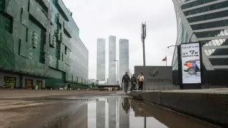 Большинство работодателей в России отказались от расширения штата до конца года на фоне охлаждения спроса в экономике. Дефицит кадров снижается, растет доля частичной занятости, а планы по повышению зарплат остаются сдержанными.
