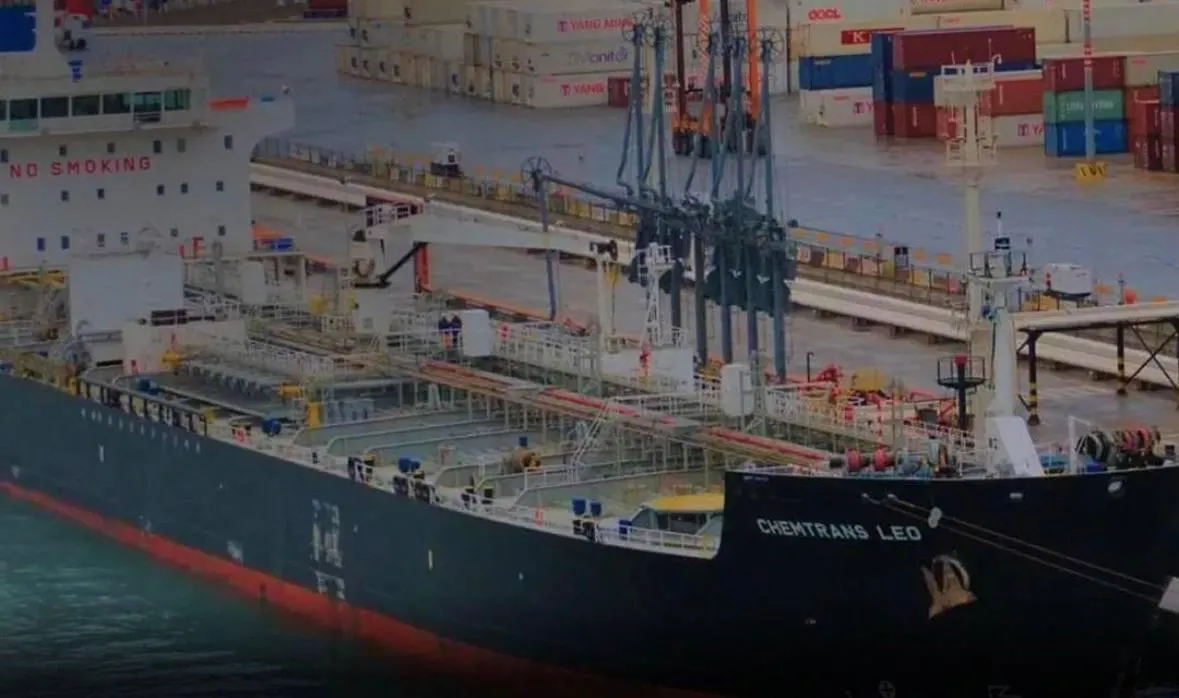 Двумя морскими дронами-камикадзе поражён танкер MARQUISE, который дрейфовал примерно в 210 км к юго‑востоку от Туапсе без сигнала AIS. Удар пришёлся в кормовую часть — винто‑рулевую группу и машинное отделение; судно находится под санкциями ряда стран.
