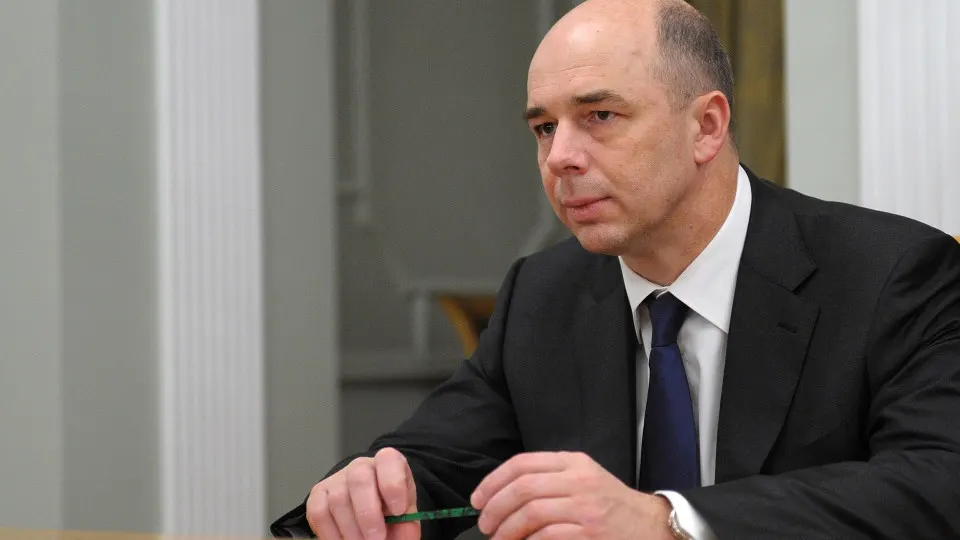 Глава Минфина заявил, что искусственный интеллект помогает оптимизировать распределение средств и выступает подсказчиком при формировании бюджета. При этом налоговые и таможенные службы используют алгоритмы для поиска неплательщиков. Совокупный дефицит бюджетов в 2025 году достиг рекордных 8,29 трлн рублей.