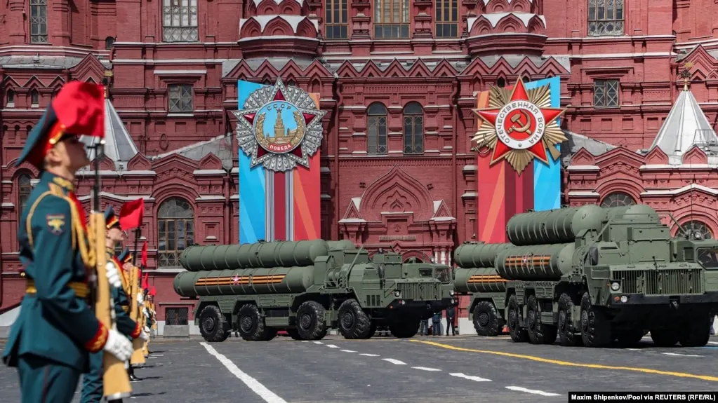 Минобороны объявило, что в этом году механизированная часть парада на Красной площади не будет участвовать: торжественные события пройдут в пешем строю и с авиационной демонстрацией.