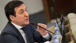 Первый зампред думского комитета по контролю предложил выделять «проверенных» пользователей мобильного интернета по данным «Госуслуг» и вносить их в «белые списки» при ограничениях связи, а также создать реестр доверенных хостинг-провайдеров и список разрешенных VPN-протоколов на фоне регулярных интернет-шатдаунов в России.