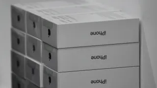 Российские продавцы накопили крупные запасы флагманских смартфонов Apple и Samsung, которые плохо расходятся из‑за снижения спроса. Ритейлеры вынуждены заметно снижать цены и распродавать остатки, чтобы освободить склады и вернуть вложенные средства.