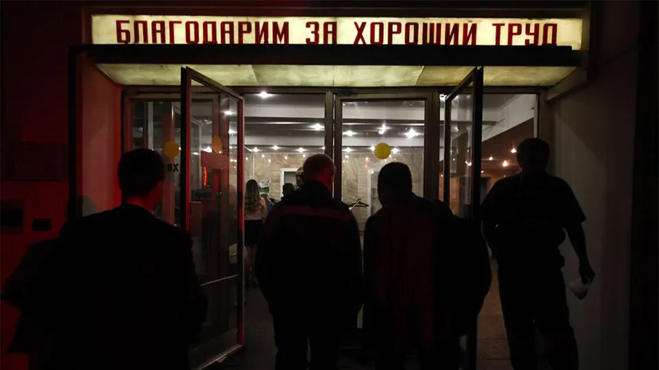 Роструд зафиксировал более 105 тысяч работников, рекомендованных к увольнению, — прежде всего в Москве и крупных регионах. Сокращения в госсекторе объясняют нехваткой средств, курсом на повышение производительности труда и цифровизацией, тогда как в регионах уже задерживают зарплаты бюджетникам.