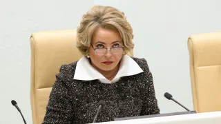 Глава Совфеда Валентина Матвиенко увидела рецепт борьбы с вымиранием России в переселении из мегаполисов в большие дома по всей стране и высадке цветов во дворах на фоне рекордно низкой рождаемости и естественной убыли населения.