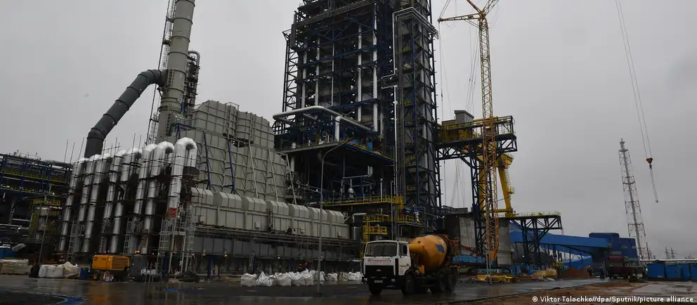 Белорусские НПЗ получают нефть по сравнительно низкой цене и пытаются зарабатывать на переработке и экспорте, но перебои в логистике, атаки по портам и сокращение транзита по «Дружбе» серьёзно сокращают их прибыль.