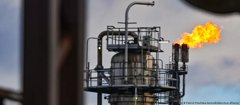 С мая 2026 года планируется остановка транзита казахстанской нефти в Германию по трубопроводу «Дружба». Это угрожает поставкам для крупного НПЗ в Шведте, может увеличить цены и осложнить логистику в регионе.