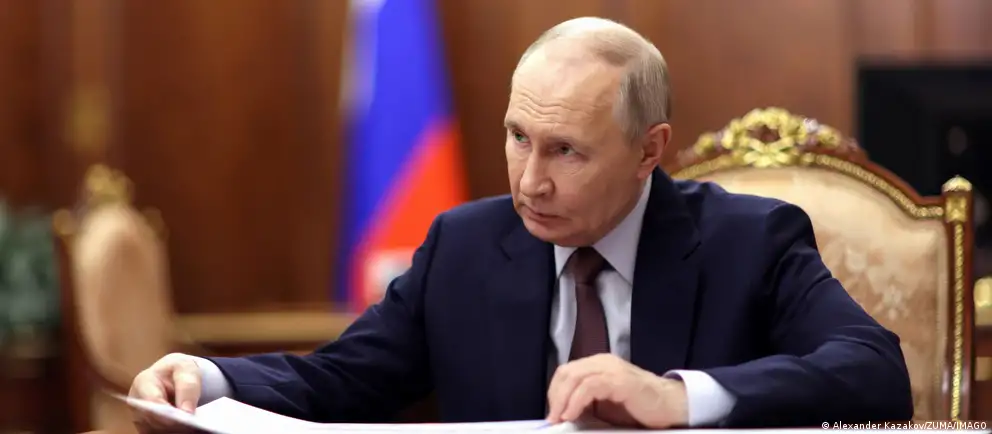 Новый закон освобождает российских чиновников от раскрытия сделок, совершенных ими и их семьями до назначения на должность и до регистрации брака, а также объединяет сведения о доходах семьи в одну суммарную декларацию.
