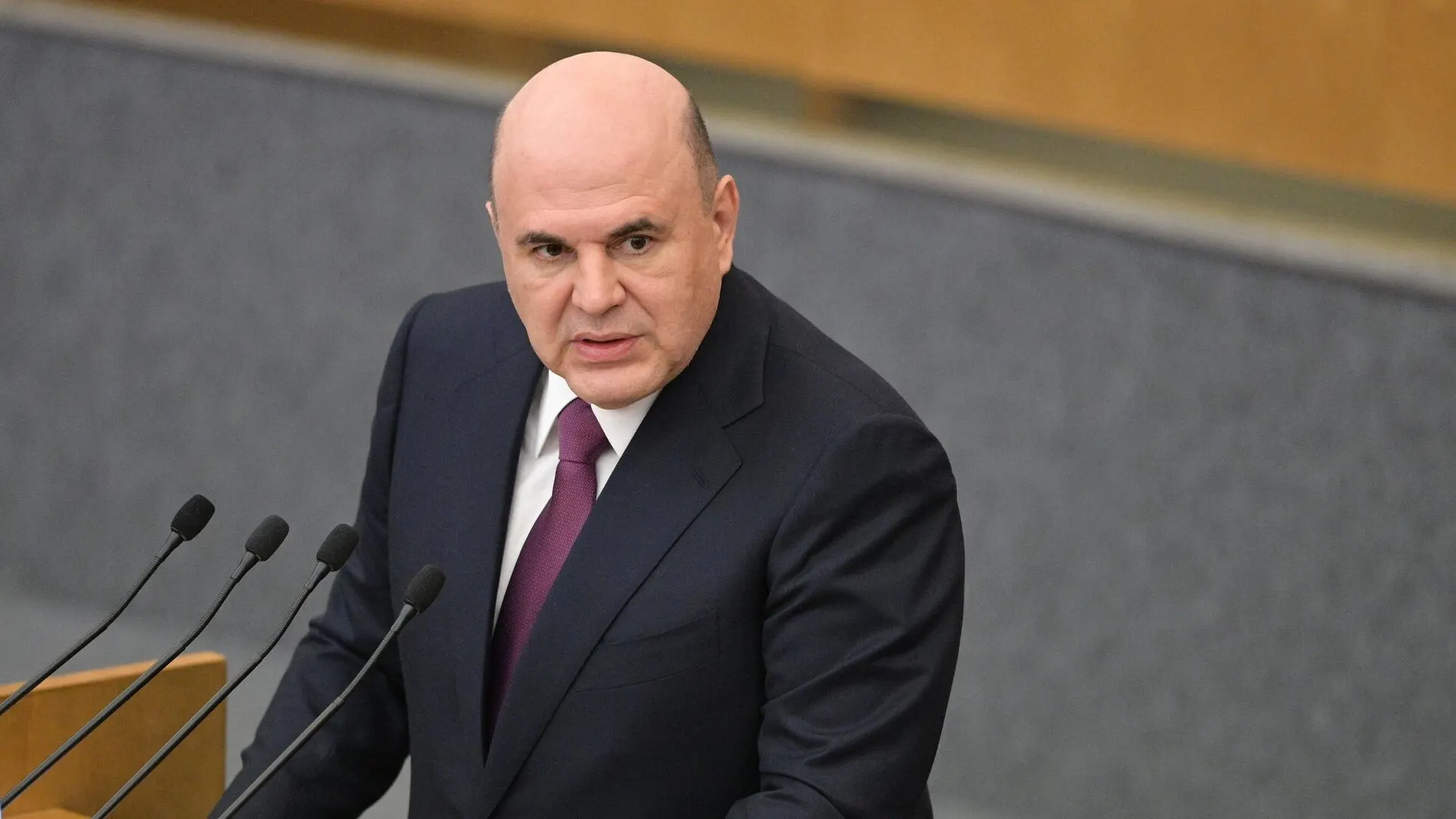 Ассоциация электронных ритейлеров поддержала идею поэтапного введения НДС на импортные товары, предупредив, что резкое ужесточение налогообложения может отправить покупателей в серые каналы и ударить по выручке российских продавцов.