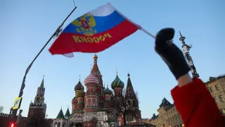 На фоне замедления экономики, снижения спроса и роста налогов объем просроченных долгов между российскими компаниями поднялся до рекордных 8,2 трлн рублей, сильнее всего ударив по обрабатывающей промышленности и торговле.