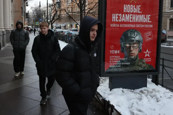 Власти планируют расширить ограничения мобильной связи в Москве в дни майских мероприятий — 5, 7 и 9 мая связи, возможно, будут частично отключать, в том числе ограничить отправку SMS и работу «белых списков».