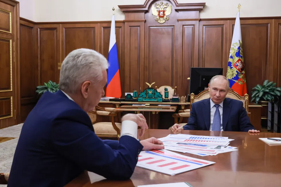 На выборах в Госдуму 2026 года в четырех московских округах могут выдвинуться участники войны с Украиной — все от партии власти. Ранее городские власти избегали продвигать таких кандидатов в Мосгордуму, но сейчас согласились поддержать их на федеральном уровне, учитывая интерес Кремля и президента к военным в органах власти.