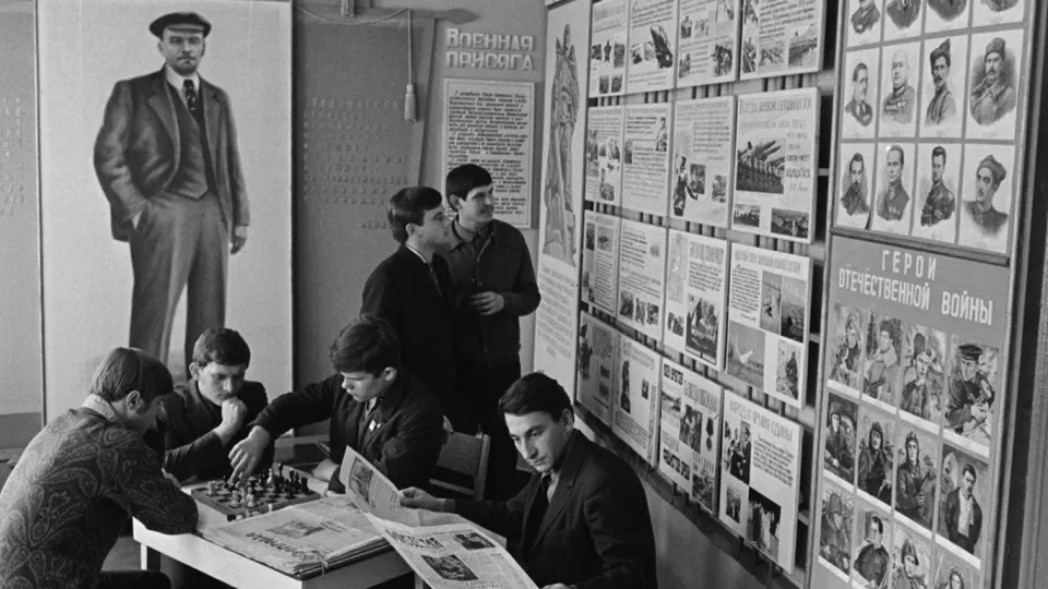 Член комитета Совета Федерации предложил восстановить в школах «ленинские комнаты» как площадки для воспитания традиционных духовно‑нравственных ценностей. Инициатива вписывается в более широкий тренд обращения к советским формам воспитания школьников.