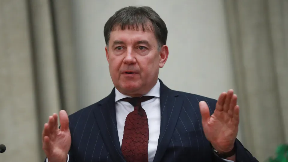 Мосгорсуд оставил в силе решение о национализации более 100 объектов недвижимости и сети отелей Marton, связанных с бывшим председателем Совета судей России Виктором Момотовым. Генпрокуратура заявляет о его связях с криминальными авторитетами, уклонении от налогов и использовании судебной должности для защиты коррупционных доходов.