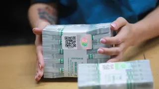 За одну неделю апреля объём наличных в обращении вырос на 240 млрд рублей до почти 19,9 трлн, что эксперты связывают с перебоями мобильного интернета, блокировками карт и планами усилить налоговый контроль за переводами на карты.