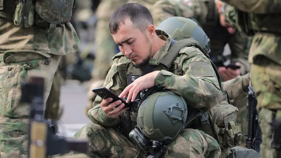 Несмотря на запреты и попытки перевода на государственные платформы, бойцы в СВО продолжают общаться через Telegram с помощью VPN из‑за проблем со связью и недоступности альтернатив.