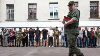 Министерство обороны подготовило поправки, позволяющие проверять военнослужащих на алкогольное опьянение прямо в части с помощью экспресс‑тестов, без обязательной доставки в медучреждение. Инициатива связана с трудностями медосвидетельствования в условиях боевых действий и сообщениями о наборе на контракт людей с алкогольной зависимостью.