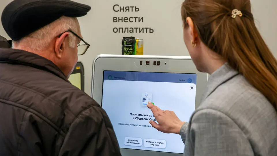 По итогам 2025 года суммарная численность сотрудников крупнейших банков упала на 4% — до 557 тыс. человек. Основная доля увольнений пришлась на госбанки, продолжается оптимизация филиальной сети и рост аутсорсинга.