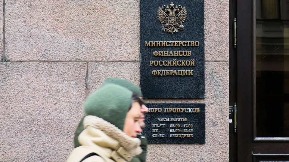 С мая Минфин снова начнет покупать валюту и золото в рамках бюджетного правила, используя рост нефтяных цен для пополнения ФНБ и сглаживания влияния сырьевой конъюнктуры на курс рубля и федеральный бюджет.