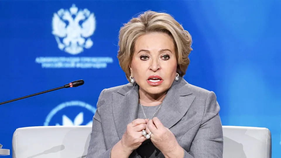 Председатель Совета Федерации Валентина Матвиенко призвала владельца крупного металлургического холдинга репатриировать часть активов из-за рубежа и взять на себя дополнительные социальные обязательства на фоне дефицита бюджетов.