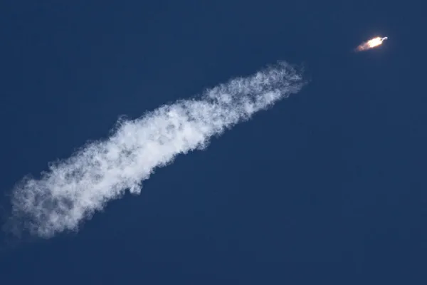 Роскосмос сообщил, что 30 апреля с космодрома Байконур состоялся первый пуск одноразовой двухступенчатой ракеты-носителя «Союз‑5». Ступени отработали штатно, макет выведен на расчётную суборбитальную траекторию.