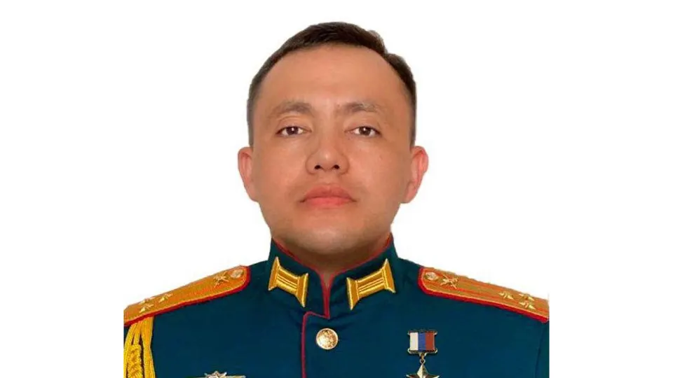 В военном гарнизоне в селе Князе-Волконское-1 в Хабаровском крае 28 апреля сработало взрывное устройство, приводя к гибели и ранениям среди военных. Подробности о состоянии командующего и мотиве инцидента пока неизвестны.