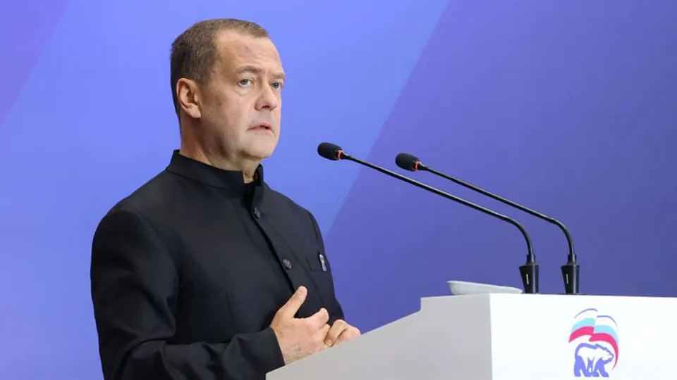 Заместитель председателя Совета безопасности Дмитрий Медведев заявил о реальной возможности ядерной катастрофы, подчеркнул роль ядерной триады и призвал к готовности на фоне истечения СНВ‑III и нарастания международной напряжённости.