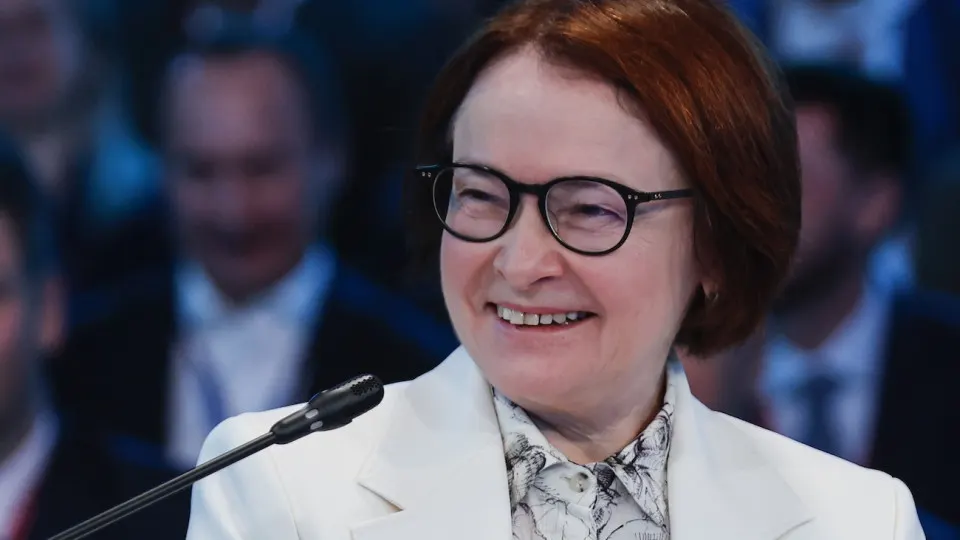 Глава Центробанка на деловой площадке заявила, что из‑за санкций зарубежные сбережения для российских компаний недоступны, поэтому финансирование экономики в основном обеспечивается средствами внутри страны.