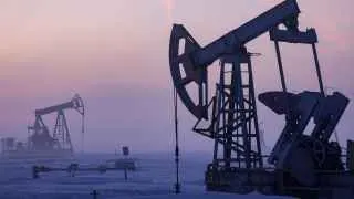 Российские нефтяные компании столкнулись с резким сокращением добычи на фоне ударов беспилотников по портам и НПЗ, остановки прокачки по «Дружбе» и ужесточения санкций, что привело к крупнейшему разовому падению производства с пандемийного кризиса.
