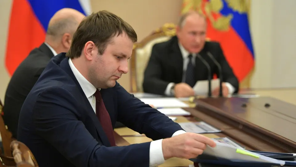Помощник президента по экономике считает, что спад объясняется дефицитом ресурсов и кадров, медленными структурными изменениями и другими факторами; Центробанк прогнозирует рост 0,5–1,5%.