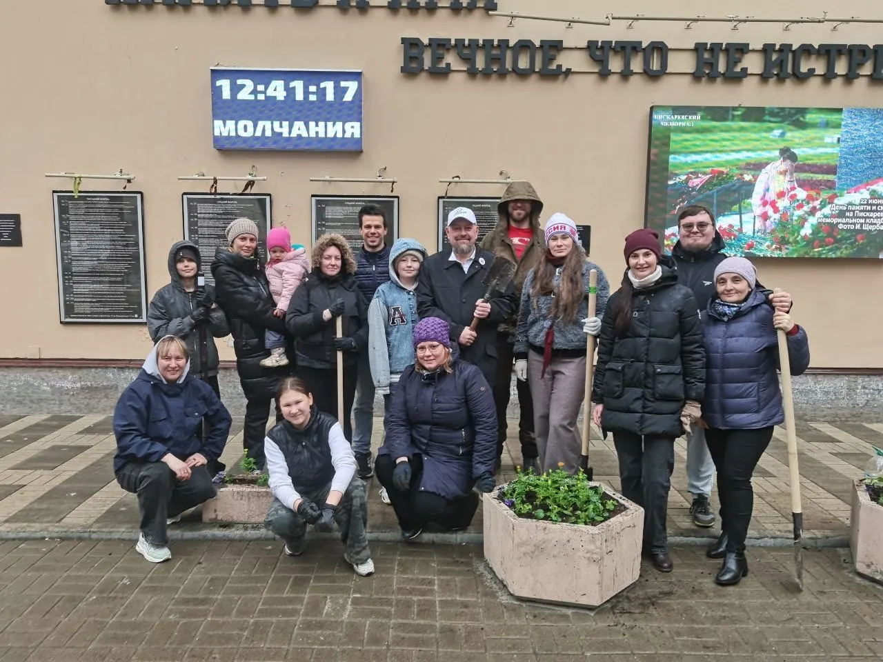 В Санкт-Петербурге прошёл традиционный общегородской субботник: жители наводили порядок во всех районах города, высаживали деревья и кустарники, ухаживали за мемориалами и городскими скверами.