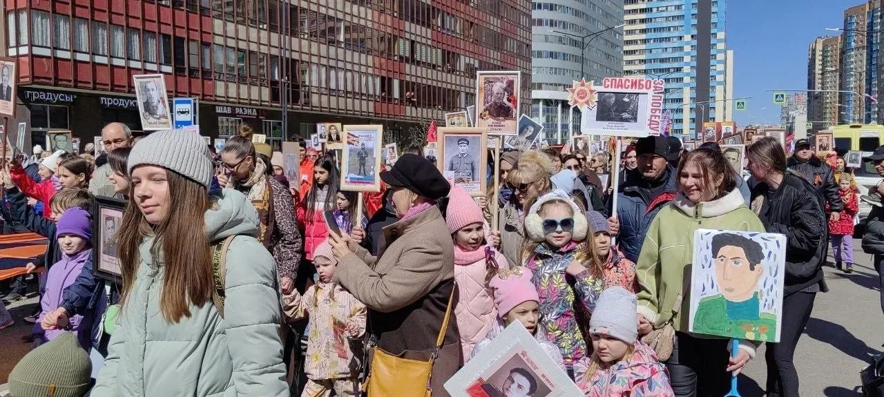 В Кудрове и Янине запланированы шествия и концертные программы. Губернатор Ленобласти подтвердил очный формат на ряде площадок, в Петербурге власти пока определяют формат и принимают заявки на онлайн‑участие.