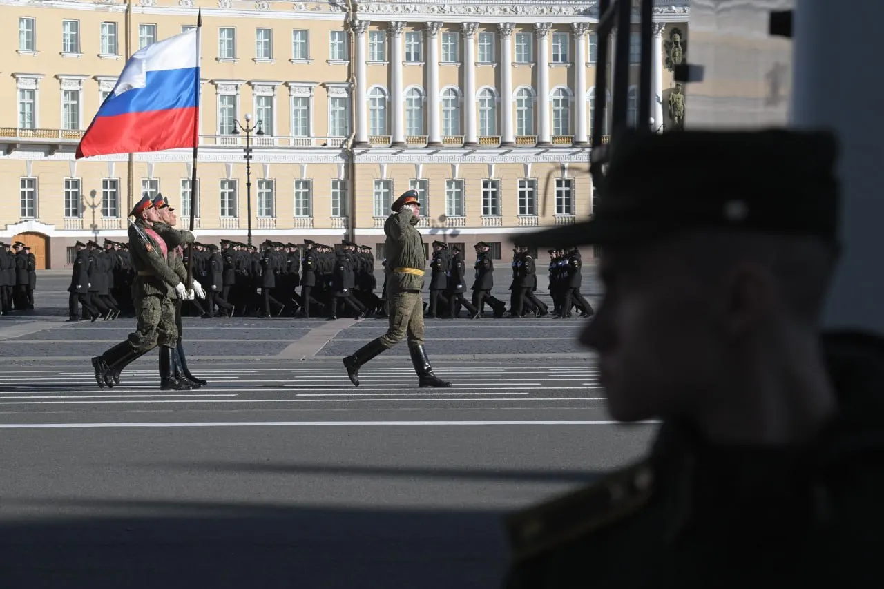 После совещания с участием губернатора Александра Беглова планы по организации мероприятий 9 мая изменили: число приглашений на Дворцовую площадь сокращено, вопрос очного проведения «Бессмертного полка» остаётся открытым.