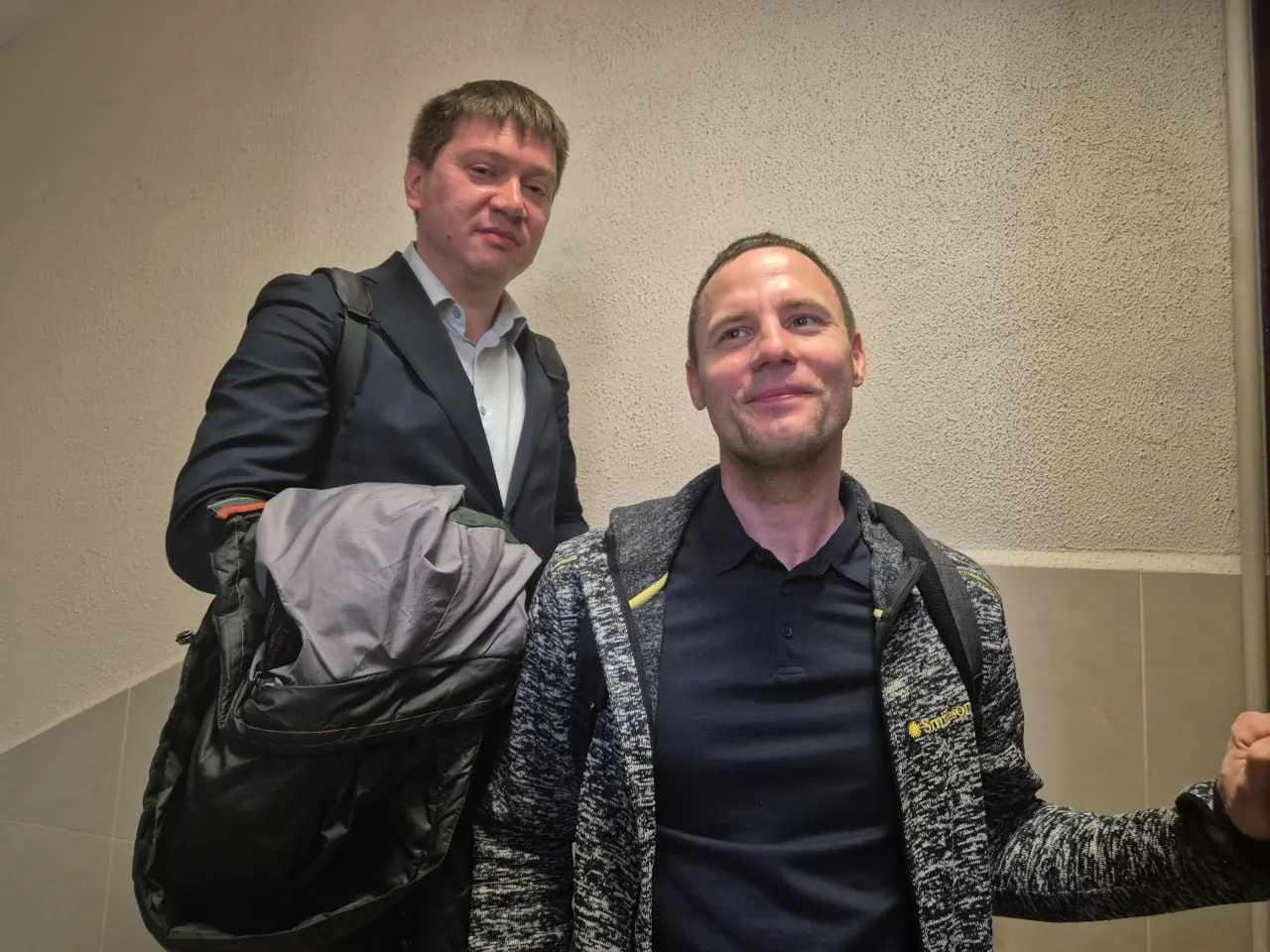 Юрист из Петербурга несколько раз получал вызовы в полицию: после отказа явиться ему пообещали принудительную доставку и обвинение в неповиновении. Ранее суд вернул протокол полиции из‑за нарушений; отдельно против него возбуждены дела о «дискредитации» армии.