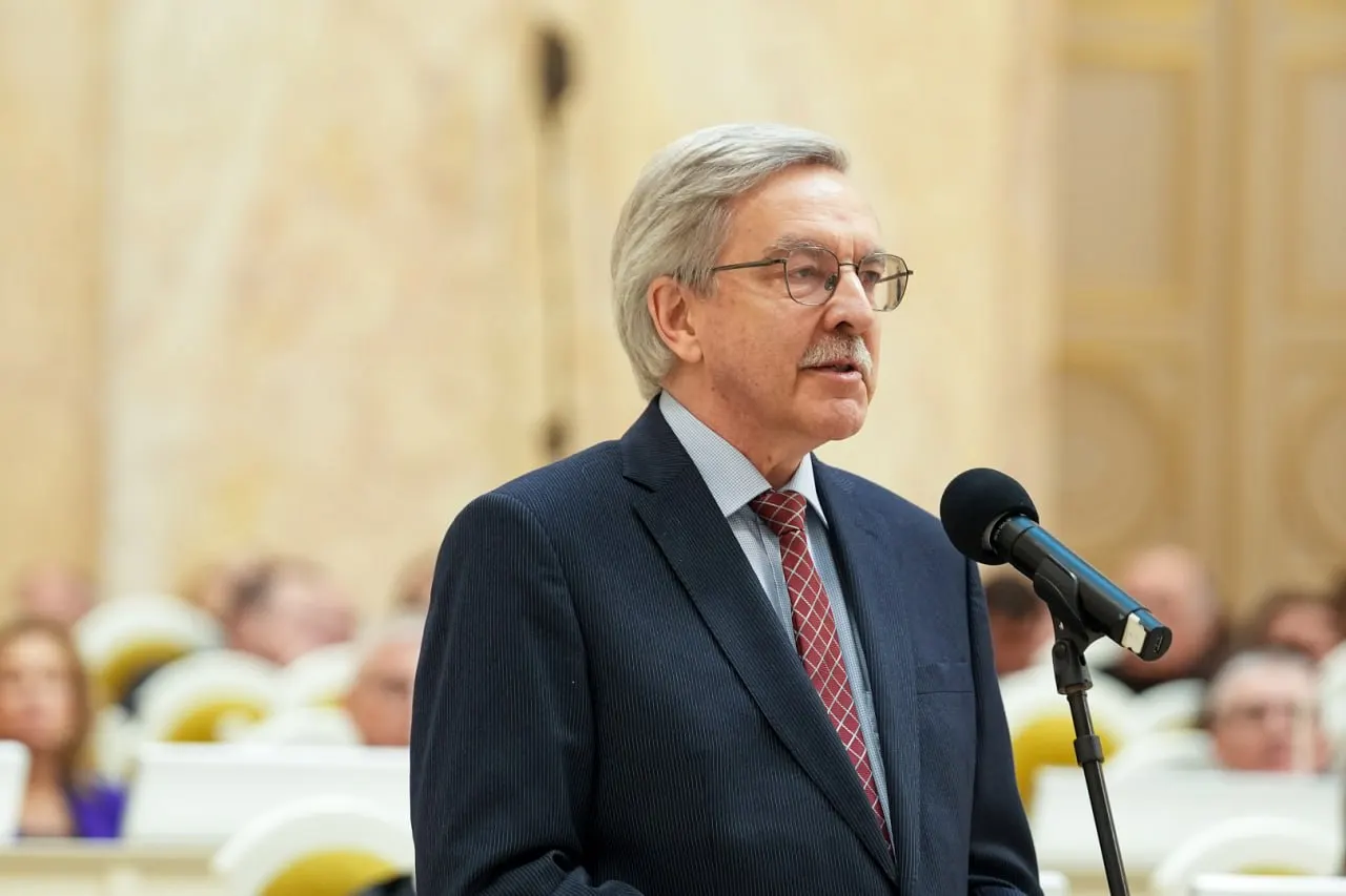 Александр Шишлов заявил, что уступает место следующему по списку и поблагодарил избирателей; причиной называется штраф, лишивший его права выдвигаться на новый срок.