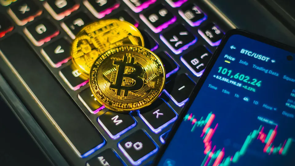 Американский основатель крипто-проекта SafeMoon, обвиняемый властями США в крупном мошенничестве, по материалам расследований в 2025 году находился в Москве; в отношении него и связанных с ним лиц идут уголовные дела в США, ОАЭ и России.