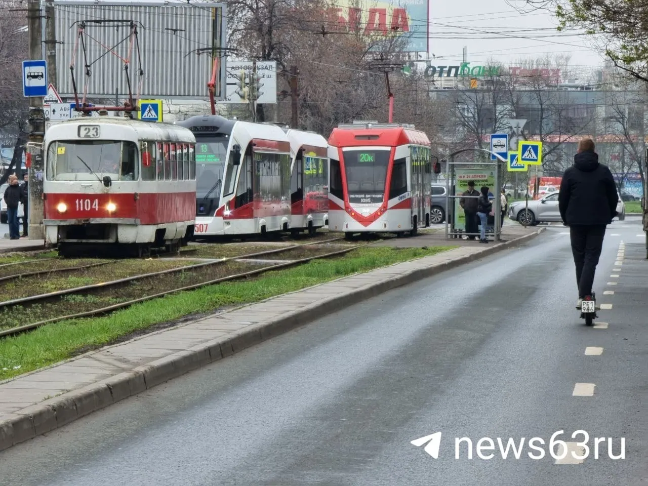 В Самаре после сигнала «Ракетная опасность» на час приостановили работу всего наземного общественного транспорта, а цены на такси, по словам горожан, выросли примерно вдвое.
