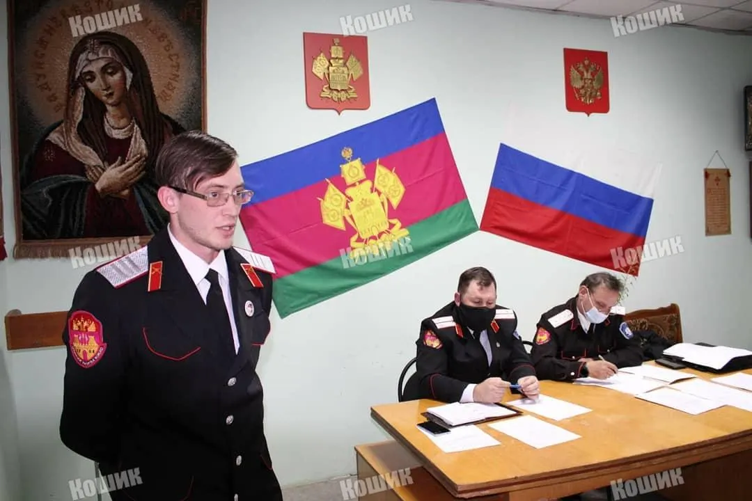 Следствие сообщает о задержании мужчины, который, по версии правоохранителей, похитил и задушил ребёнка, после чего спрятал тело у водоёма; личность подозреваемого и его связь с работой с детьми устанавливаются.