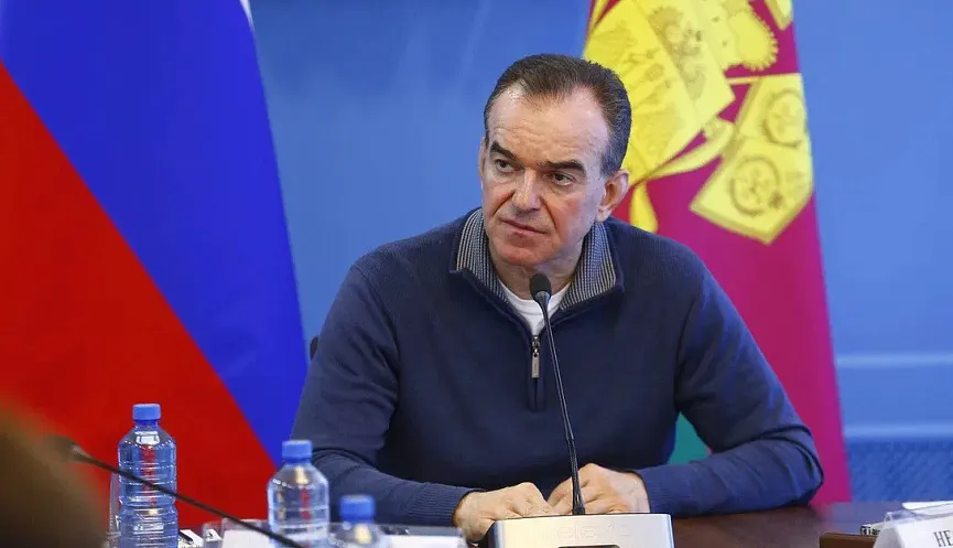 Губернатор Краснодарского края заявил, что удары дронов не представляют серьёзной угрозы, ПВО справились, а туристов призвали приезжать — интервью позже удалили, но оно сохранилось в архиве.