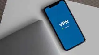 Игроки рынка VPN предупреждают: в ближайшее время оплата сервисов с российских банковских карт может быть ограничена, а зачистка VPN-серверов усилится из‑за новых требований к хостинг-провайдерам.