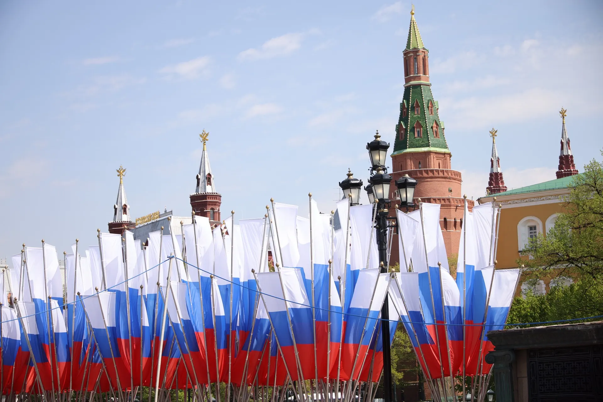 Минобороны РФ заявило о временном прекращении боевых действий с нуля часов 8 мая до 10 мая и предупредило о возможном массированном ударе по центру Киева в случае попыток сорвать празднование 9 мая.