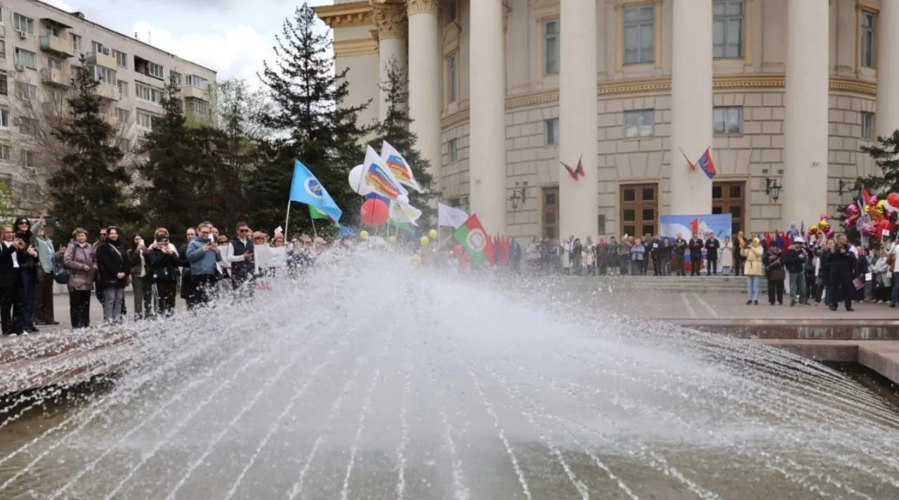 У ДК Профсоюзов состоялся праздничный митинг: короткие поздравления, детские стихи и танец. Основная часть продлилась около десяти минут, затем участников пригласили на концерт в ДК.