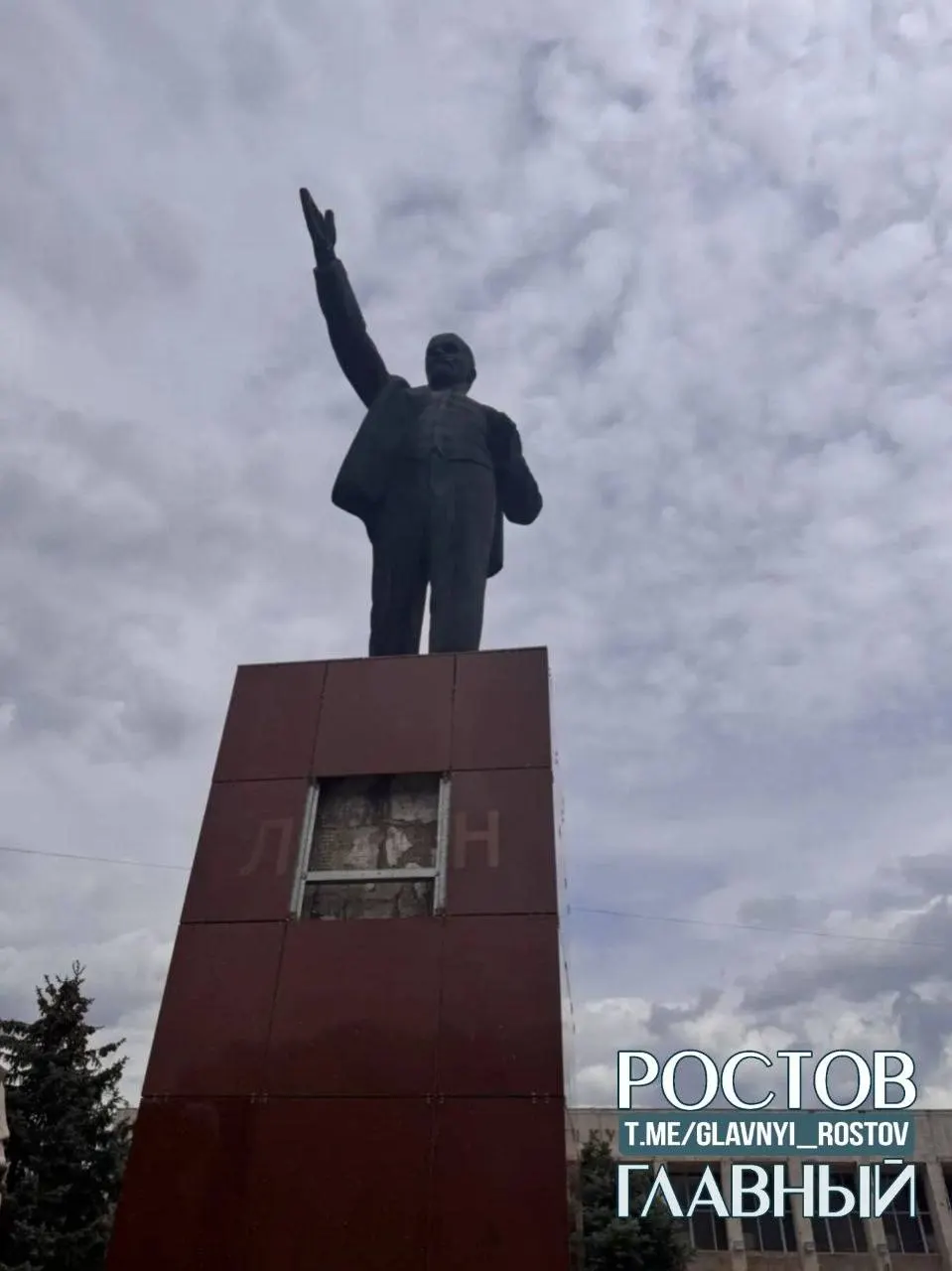 Вандалы повредили памятник Ленину в Батайске. Глава города сообщил о задержании предполагаемых участников и о расследовании, повреждённый участок временно оградили до восстановления.