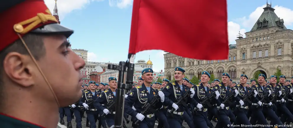 В ряде городов парады и салюты в День Победы либо сокращены, либо отменены. Официально это объясняют «оперативной обстановкой» и угрозами, эксперты говорят также о переброске техники на фронт и о политическом значении церемонии.
