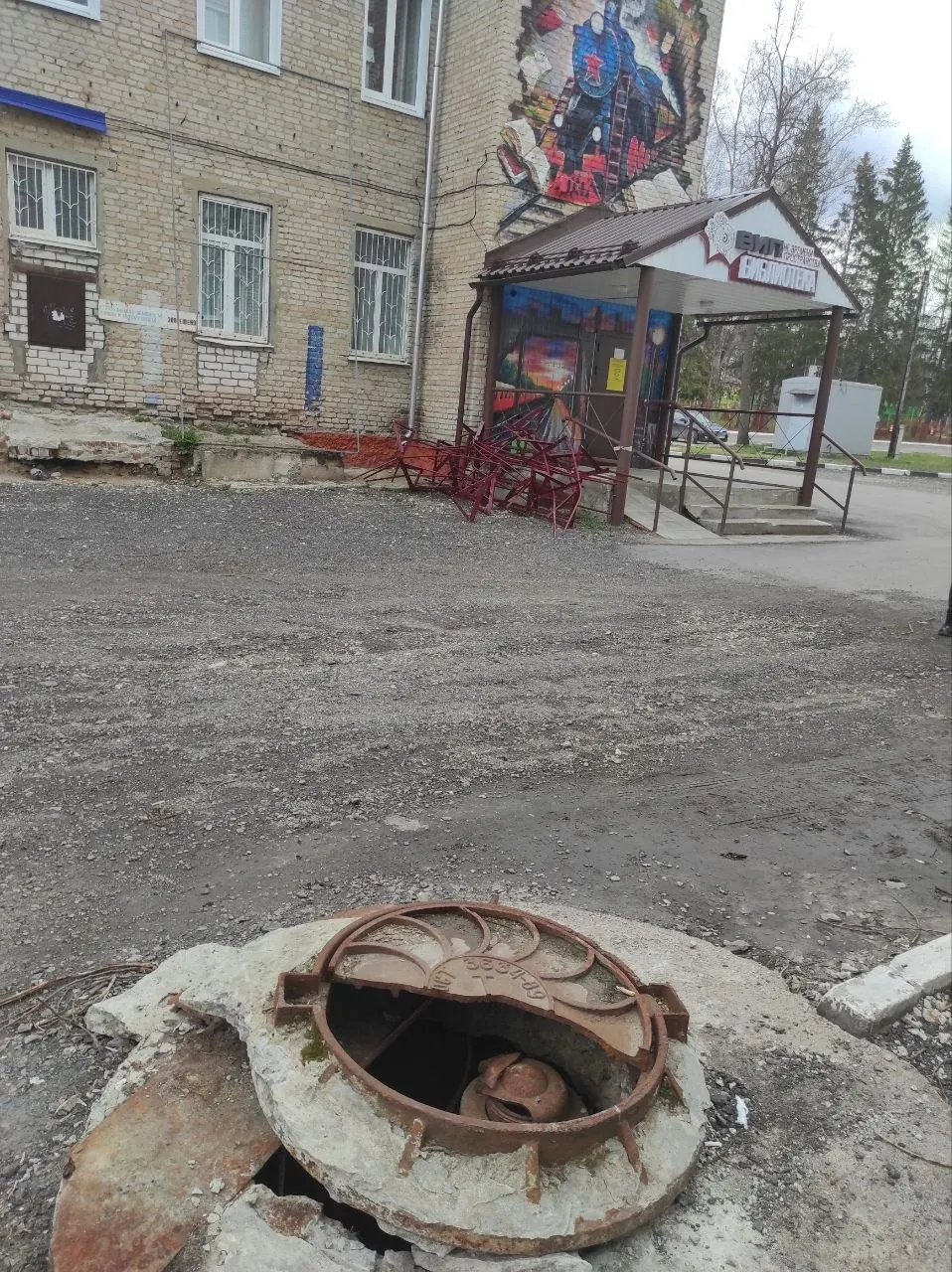 У входа в детскую библиотеку в Шумерле рухнул парапет после недавнего ремонта. Местные жалуются на плохое состояние здания, открытые люки и некачественные дорожные работы.