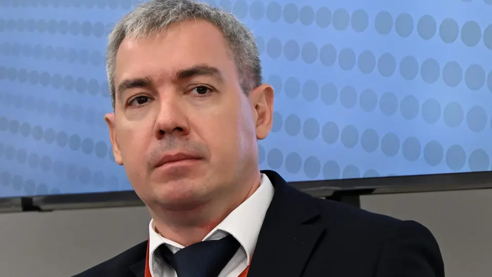 Из‑за перехода интернета под контроль ФСБ и ужесточения блокировок в ведомстве готовятся отставки, реорганизация функций и возможное сокращение штата около 15%.