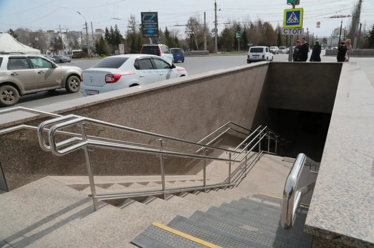 Рабочие заканчивают обновление входных групп: в ближайшее время откроют вход со стороны ТЦ «Омский», а выход в сторону сквера будет временно закрыт. С 2 мая пешеходам предложат переход по временному светофору.